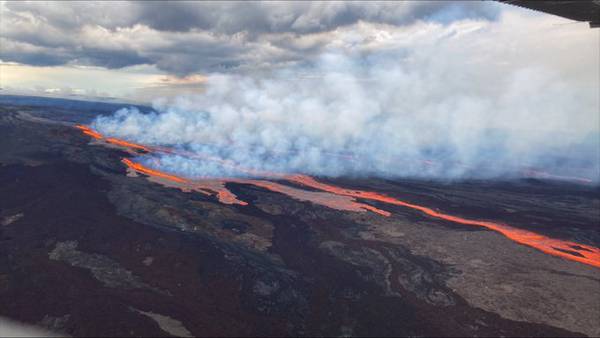 Photos: Hawaii’s Mauna Loa volcano erupts