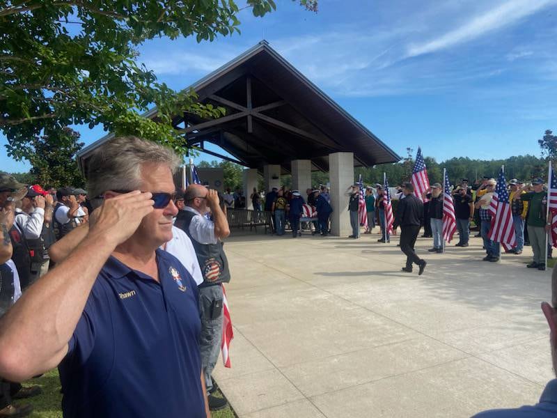 A veteran without a family was celebrated by hundreds in Jacksonville community. Hundreds came out to the Jacksonville National Cemetery to pay tribute to Frank Burke Jr. Many people didn’t even know him. They just felt called to be there.