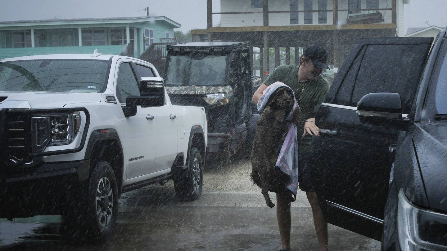 Texas residents told to expect power outages, flooding as Beryl moves