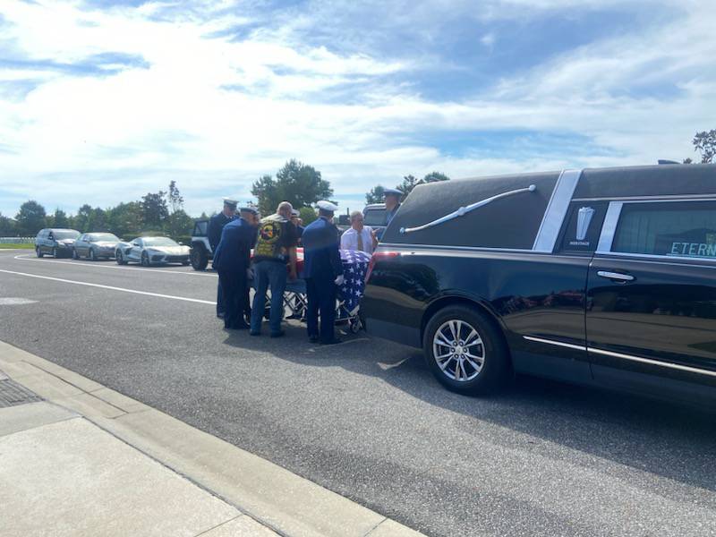 A veteran without a family was celebrated by hundreds in Jacksonville community. Hundreds came out to the Jacksonville National Cemetery to pay tribute to Frank Burke Jr. Many people didn’t even know him. They just felt called to be there.