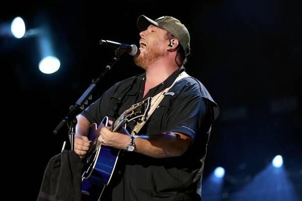 Luke Combs stops concert to reward young fans at show