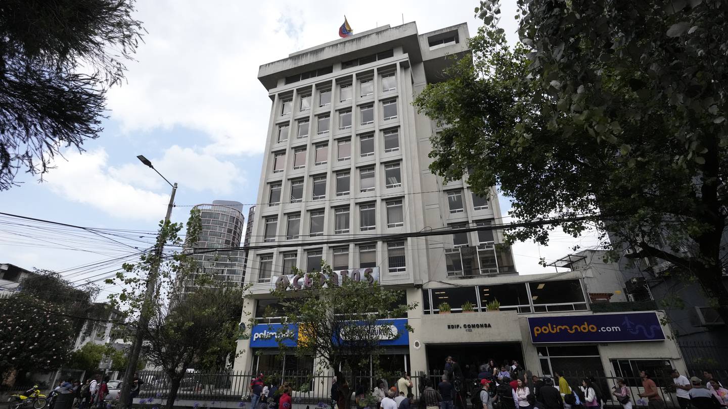 Venezuela closes its embassy in Ecuador to protest the police raid on the Mexican Embassy there