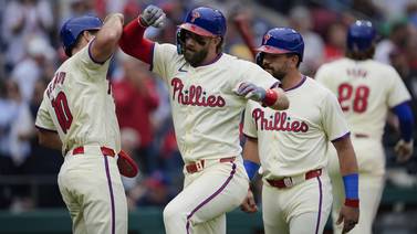 Harper homers, Wheeler strikes out 11 as Phillies complete 4-game sweep of Giants with 6-1 win