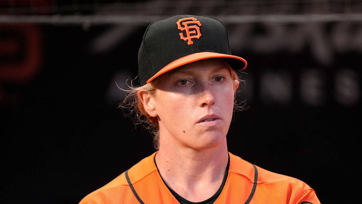 Giants' Alyssa Nakken, 1st female MLB coach, gets reps at first base