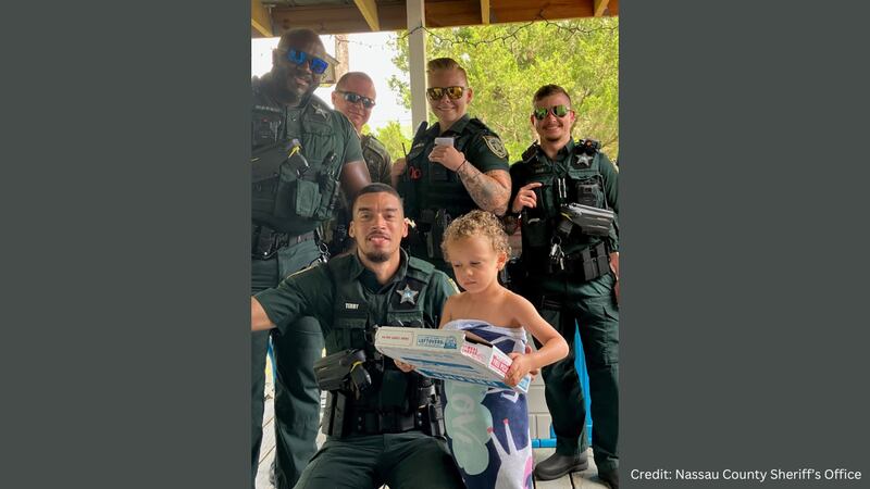 Boy calls 911 for pepperoni pizza, Domino's Pizza and Nassau deputies deliver