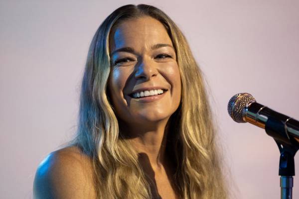 LeAnn Rimes postpones some concert dates due to vocal cord bleed