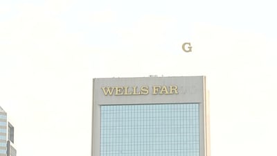 Iconic downtown Jacksonville Wells Fargo Tower sign taken down as many watch