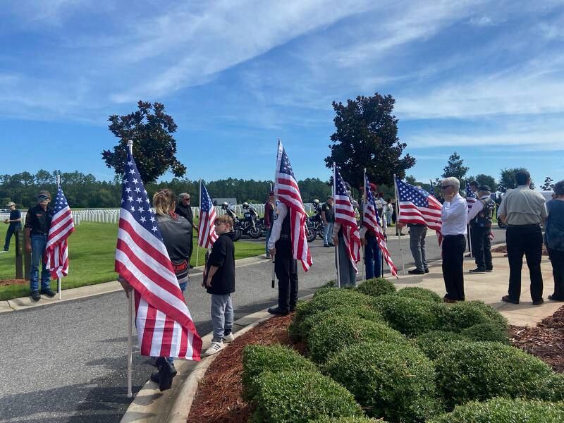 A veteran without a family was celebrated by hundreds in Jacksonville community. Hundreds came out to the Jacksonville National Cemetery to pay tribute to Frank Burke Jr. Many people didn’t even know him. They just felt called to be there.