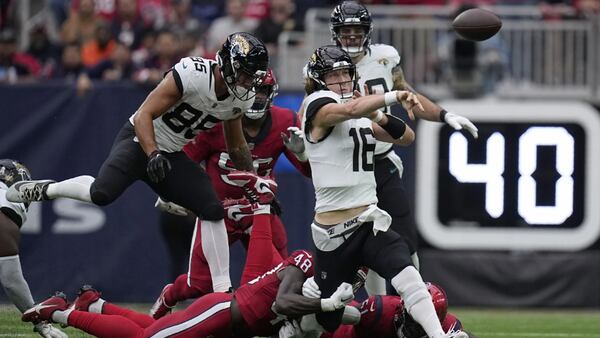 Trevor Lawrence throws for 364 yards, Texans miss late field goal as Jags hold on for 24-21 win