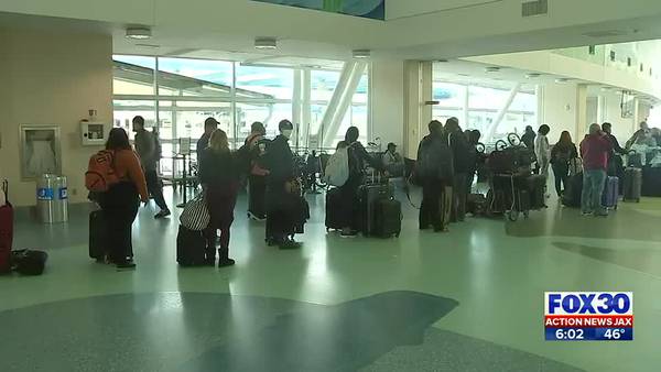 ‘Hopefully I get to get home’: Local drivers, flyers navigate holiday travel rush