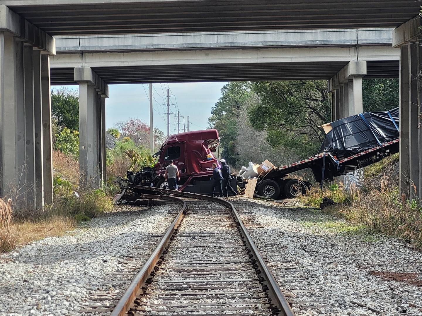 Semi-truck driver dies after crashing onto railroad tracks below I-295 near Commonwealth, FHP says.