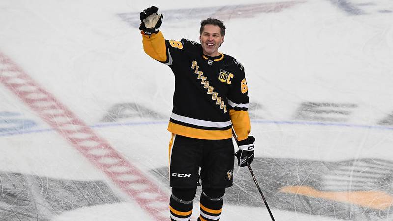 PITTSBURGH, PENNSYLVANIA - FEBRUARY 18: Jaromir Jagr waves to the crowd after he skated in warmups following his jersey retirement ceremony before the game between the Pittsburgh Penguins and the Los Angeles Kings at PPG PAINTS Arena on February 18, 2024 in Pittsburgh, Pennsylvania. (Photo by Justin Berl/Getty Images)