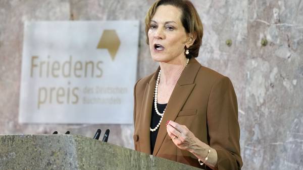 US writer Anne Applebaum appeals for arms for Ukraine as she accepts German peace prize