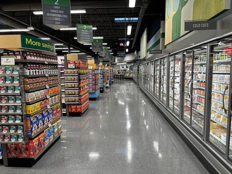 The new Publix opened Thursday at the Neptune Beach Plaza at 580 Atlantic Boulevard, which used to be occupied by Lucky’s Market.