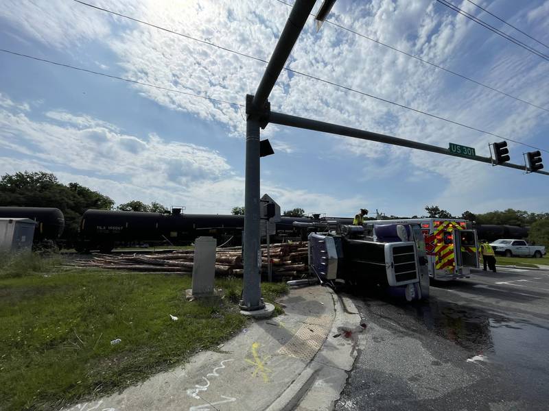 Train and log truck crash in Lawtey