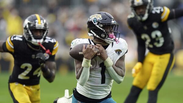 Streaking Jaguars slug their way to 20-10 win over Pittsburgh as Steelers lose QB Pickett to injury