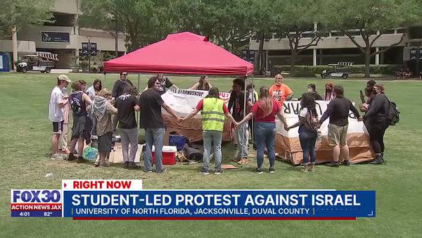Students for a Democratic Society protest war in Israel on University of North Florida campus