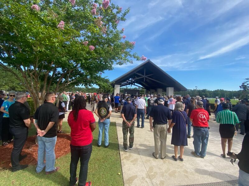 A veteran without a family was celebrated by hundreds in Jacksonville community. Hundreds came out to the Jacksonville National Cemetery to pay tribute to Frank Burke Jr. Many people didn’t even know him. They just felt called to be there.