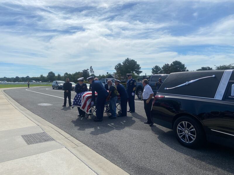 A veteran without a family was celebrated by hundreds in Jacksonville community. Hundreds came out to the Jacksonville National Cemetery to pay tribute to Frank Burke Jr. Many people didn’t even know him. They just felt called to be there.