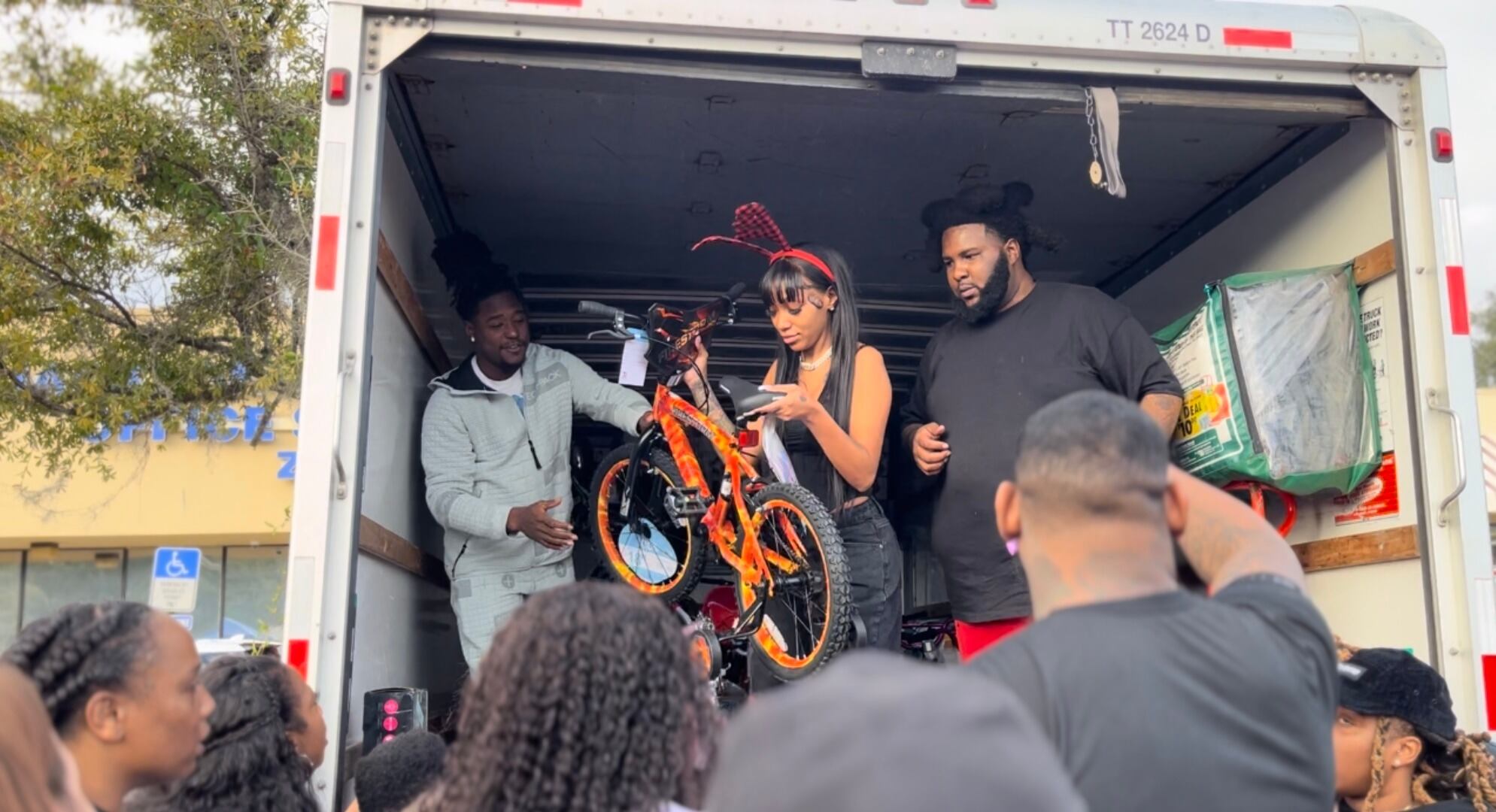 Jaguars cornerback Shaquill Griffin and local hip-hop artist Tokyo Jetz hosted the giveaway event.