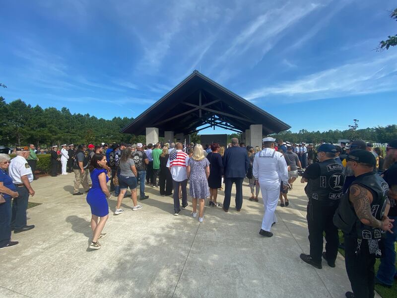 A veteran without a family was celebrated by hundreds in Jacksonville community. Hundreds came out to the Jacksonville National Cemetery to pay tribute to Frank Burke Jr. Many people didn’t even know him. They just felt called to be there.