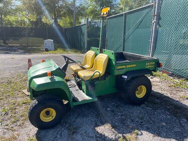 This is a 1998 Gator gold cart and it's a 4X2.