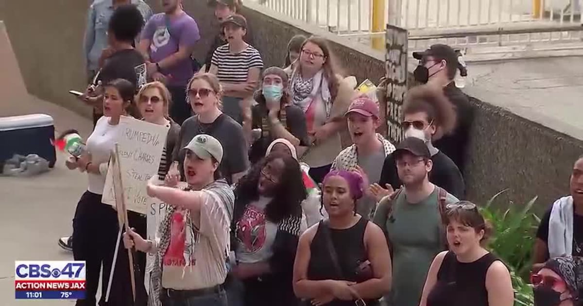 Decenas de personas protestan por la detención de tres asistentes a la reunión del consejo