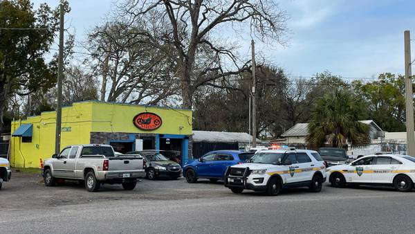 Business still standing; Good Samaritan tackles suspect who doused Jacksonville bar in gasoline